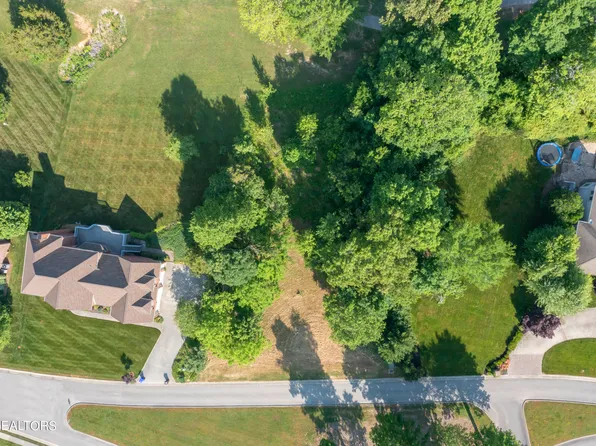 121 Center Park Ln, Oak Ridge, TN 37830