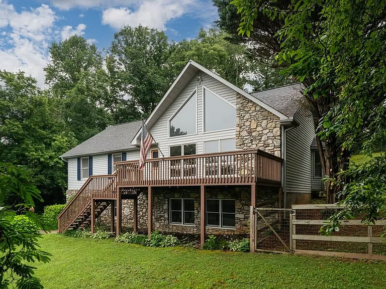15 Tiffany Ln — Photo 2