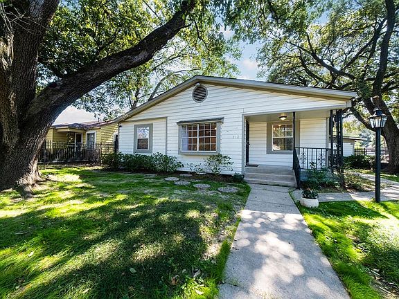 Welcome to this 3 bedroom/2 bath 1943 cottage home in Houstonâs North Lindale Park.
