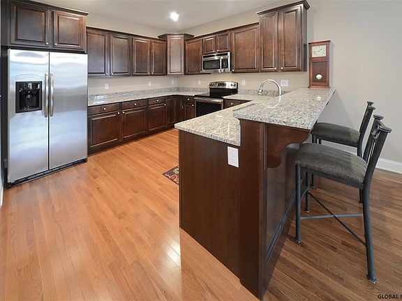 5th image of 48 Lakepointe Way