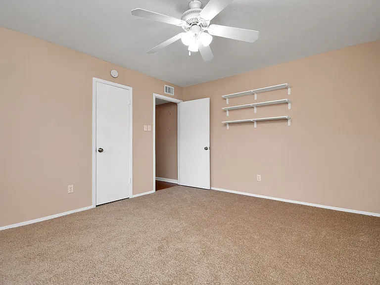 Secondary bedroom.