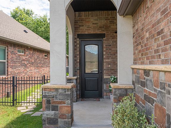 3rd image of 3632 S Redwood Dr