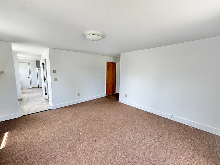 90 Franklin St #4 — Photo 4