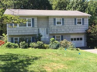 14 Roundtree Ln, Montrose, NY 10548