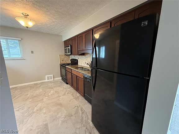5th image of 6095 Stark Dr