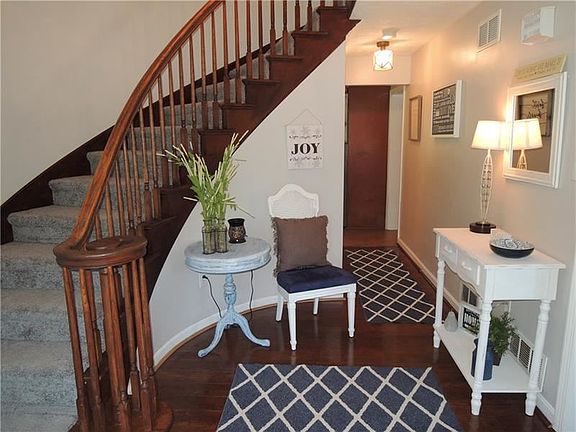 3rd image of 1672 Queens Dr