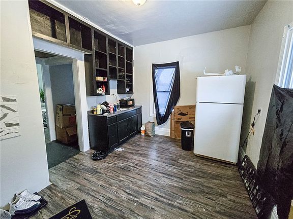 2nd image of 524 Dewey Ave