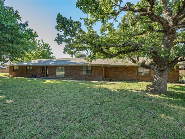 901 Pebble St, Bowie, TX 76230