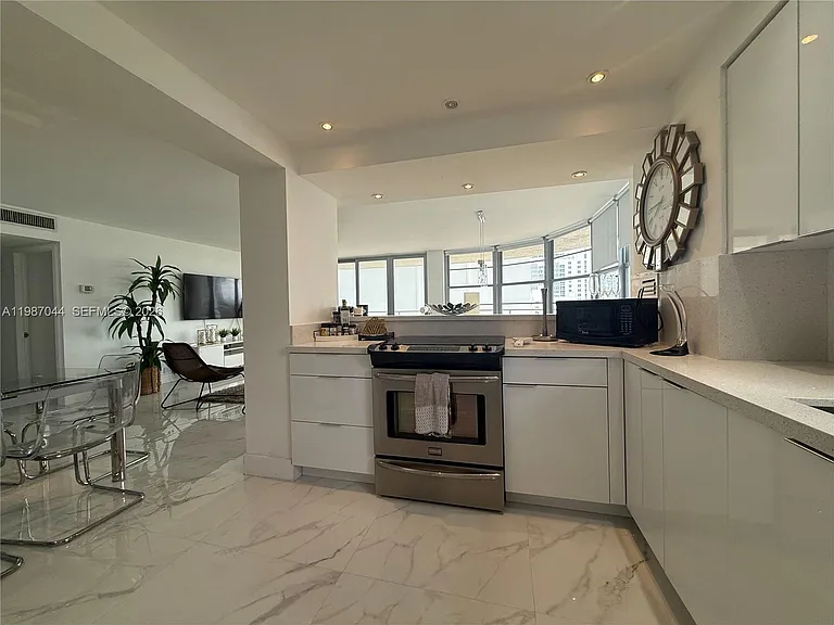 5555 Collins Ave #8R — Photo 16