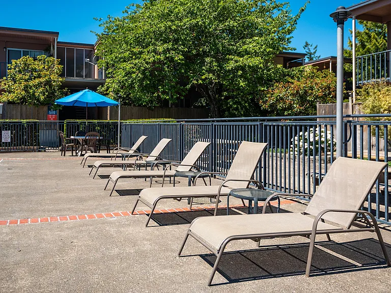 Raleigh Scholls Apartments | Outdoor Pool Seating