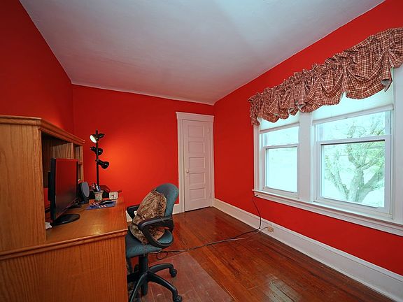 3rd image of 858 Davis St