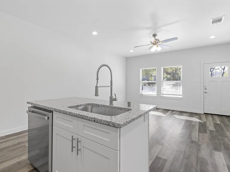 223 W Walker St — Photo 4