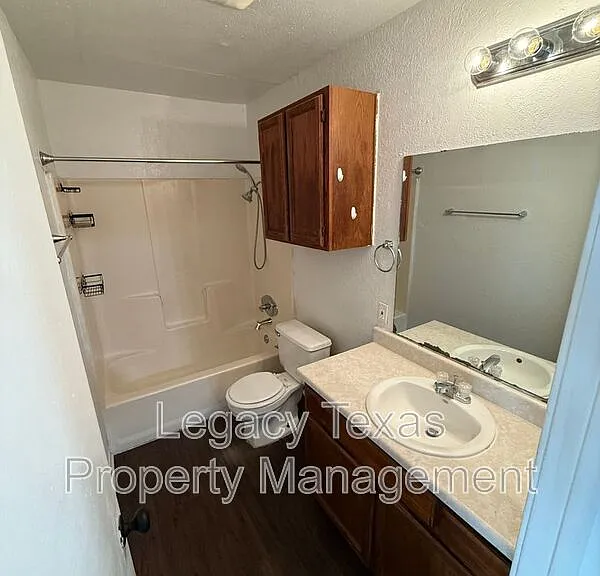 1715 Short St #D — Photo 9