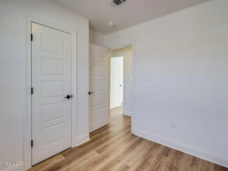 986 Waterford Ln — Photo 11