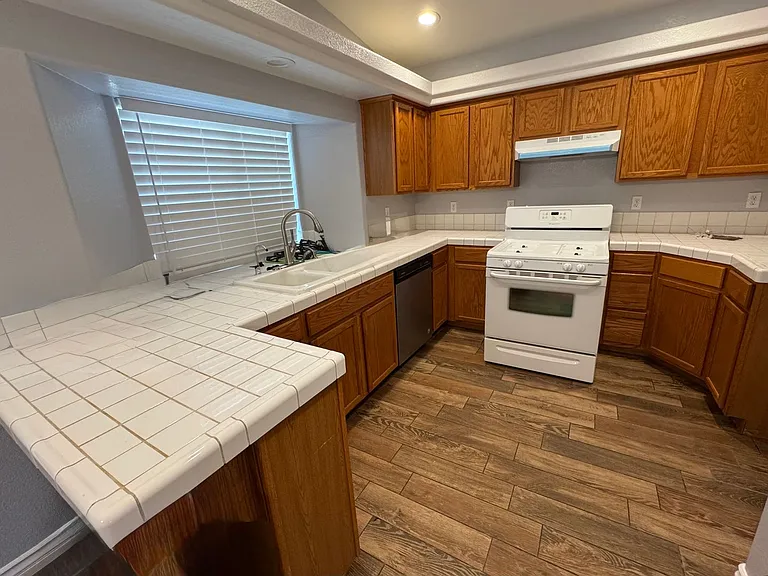 2454 E Saguaro Dr — Photo 12
