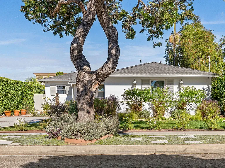 13422 Isis Ave — Photo 3