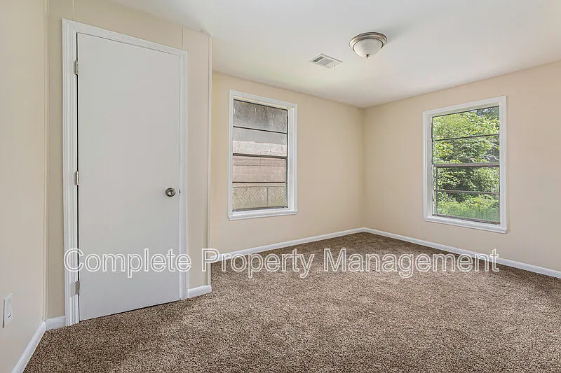 3 bed, 1.0 bath, 1418 sqft, $1,100 — Photo 2