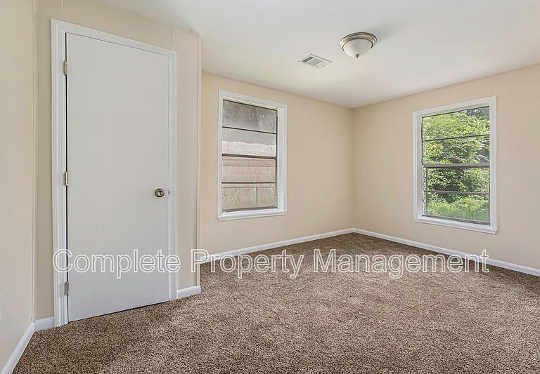 18 Center St — Photo 2