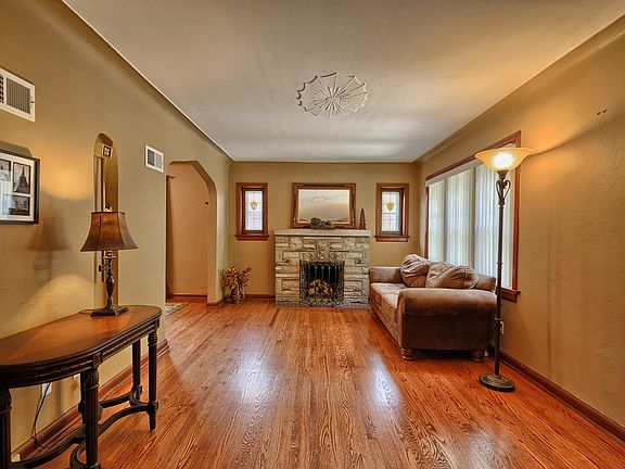 3rd image of 5628 Winona Ave