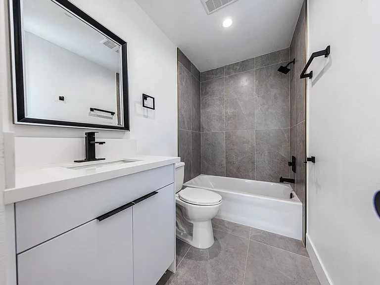 Luxury 3 & 4 Bed Townhomes | Walk to NoHo Arts District + Toluca Lake — Photo 53