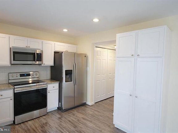 4th image of 1656 Woodtree Ct E