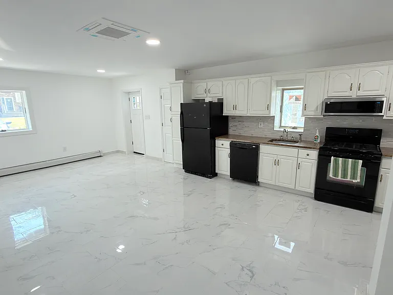 22 Roosevelt St #1 — Photo 5