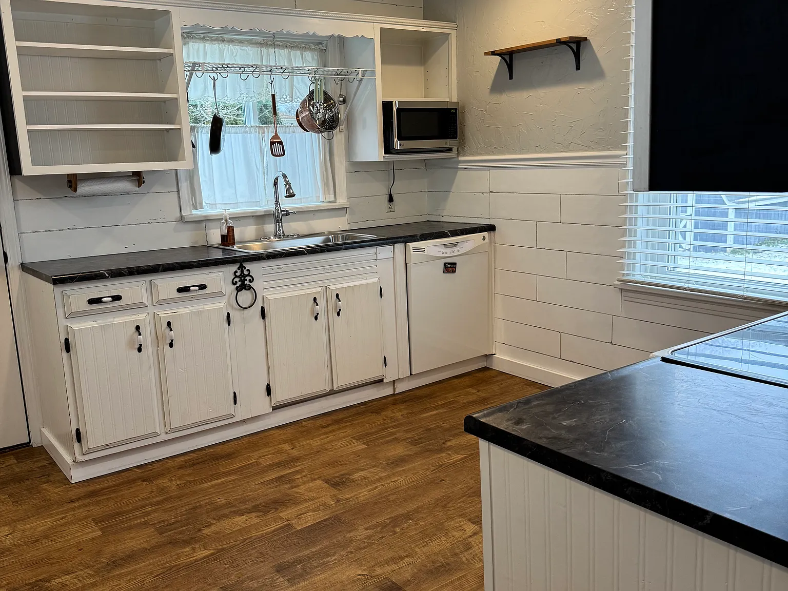 3 bed, 1225 sqft, $2,400 — Photo 4