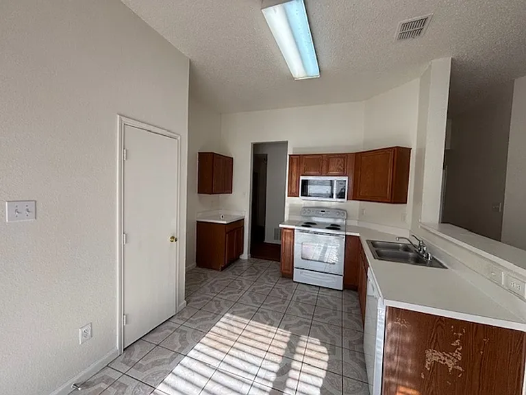1008 Rock Springs Dr — Photo 4