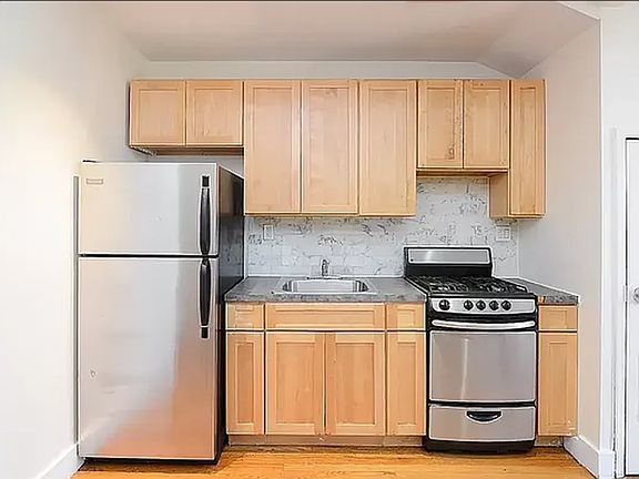 2nd image of 654 Park Pl APT 3R