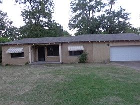1st image of 806 Lumpkin St