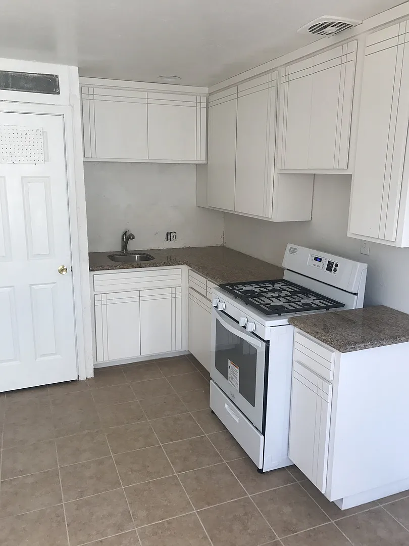 1642 S. Bardo St. - 2 Bedroom 1 Bathroom - Visalia — Photo 2