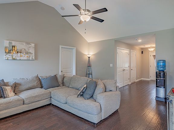 3rd image of 527 Sourwood Dr