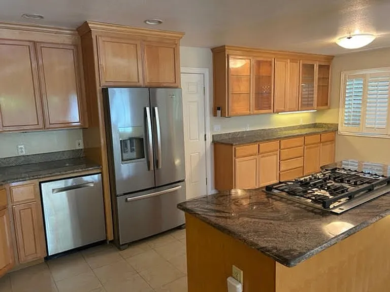 1204 Redcliff Dr — Photo 10