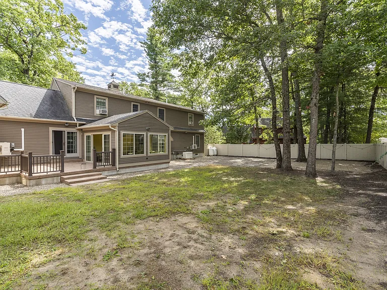 13 Andrew Ave — Photo 6