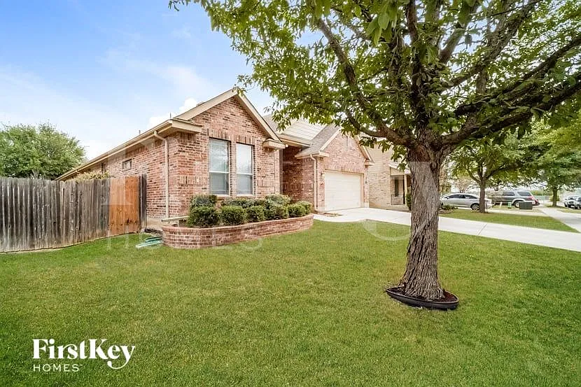 3 bed, 2.5 bath, 2427 sqft, $2,065 — Photo 2