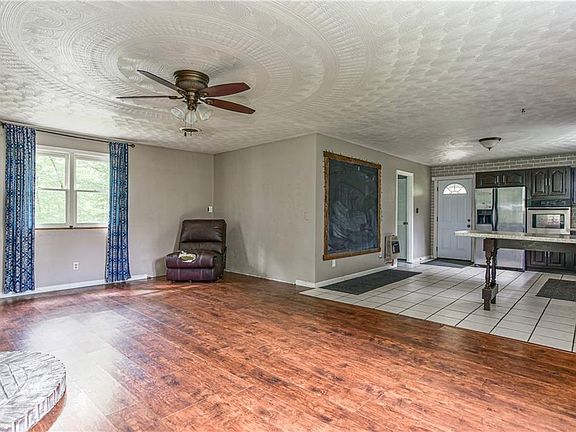 4th image of 48571 Bloomfield Ave