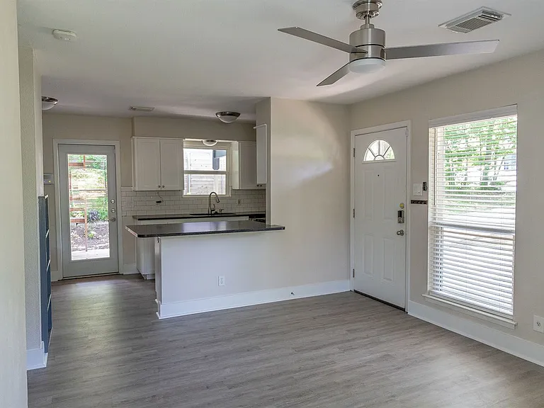 1507 Grayford Dr — Photo 5
