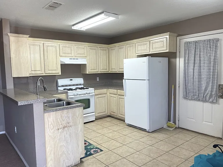 311 Overton Ave — Photo 2
