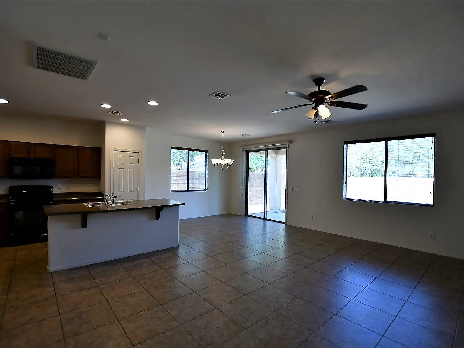 3828 S Vineyard Ave - 1 — Photo 3