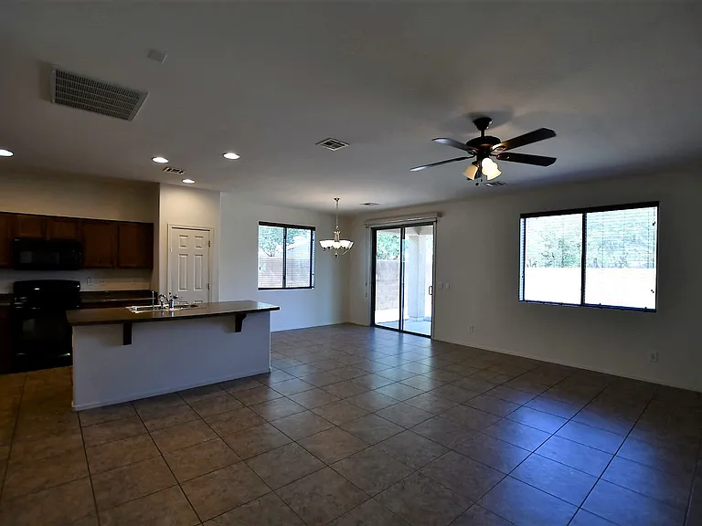 3828 S Vineyard Ave — Photo 3