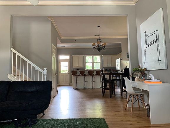 4th image of 220 W 35th St