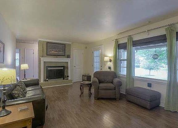 5th image of 601 NE Applewood St