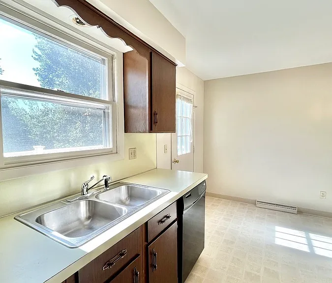 Oak Manor Dr — Photo 59