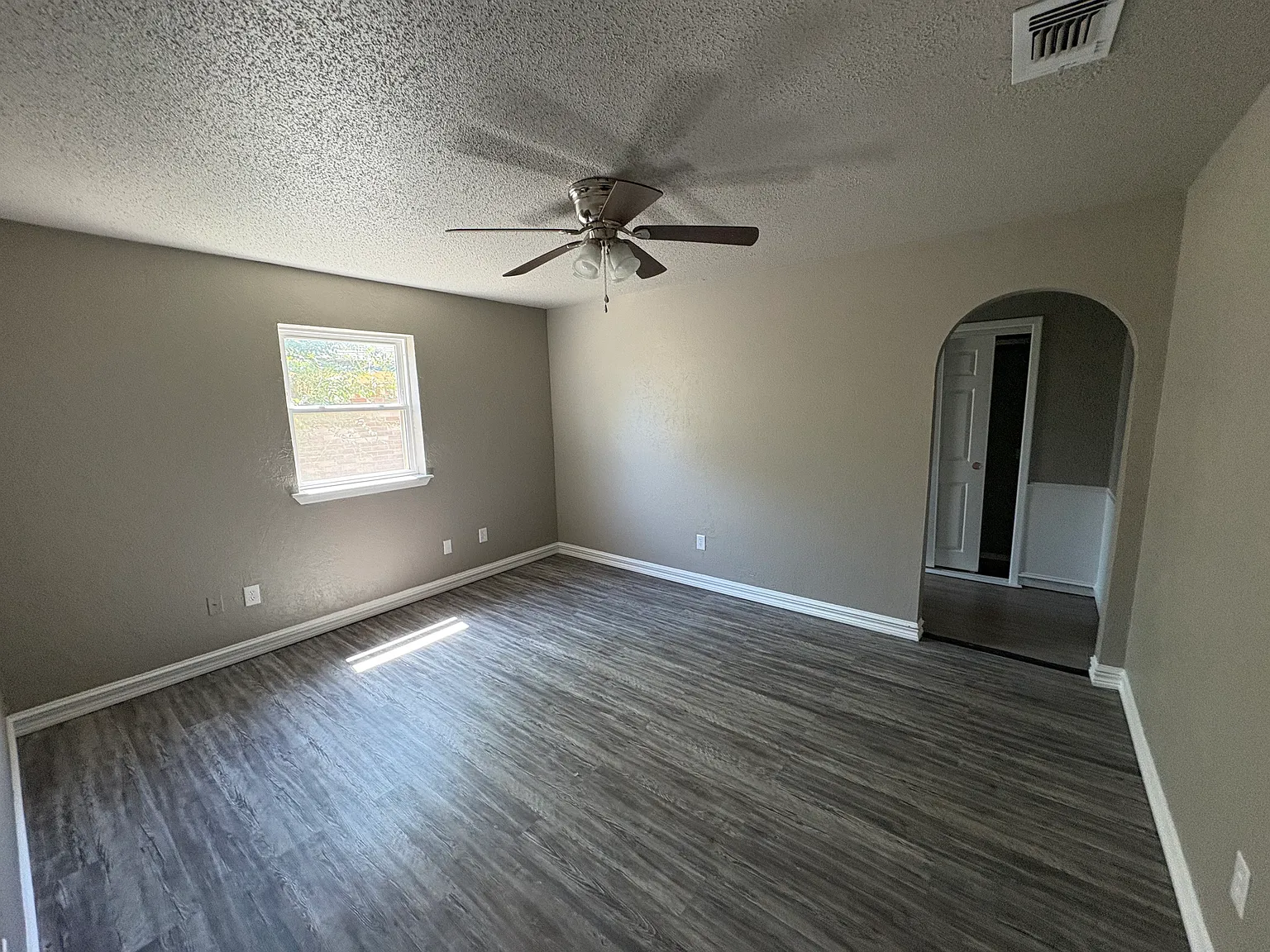 4 bed, 1434 sqft, $1,950 — Photo 4