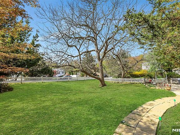4th image of 2 Webb Ct