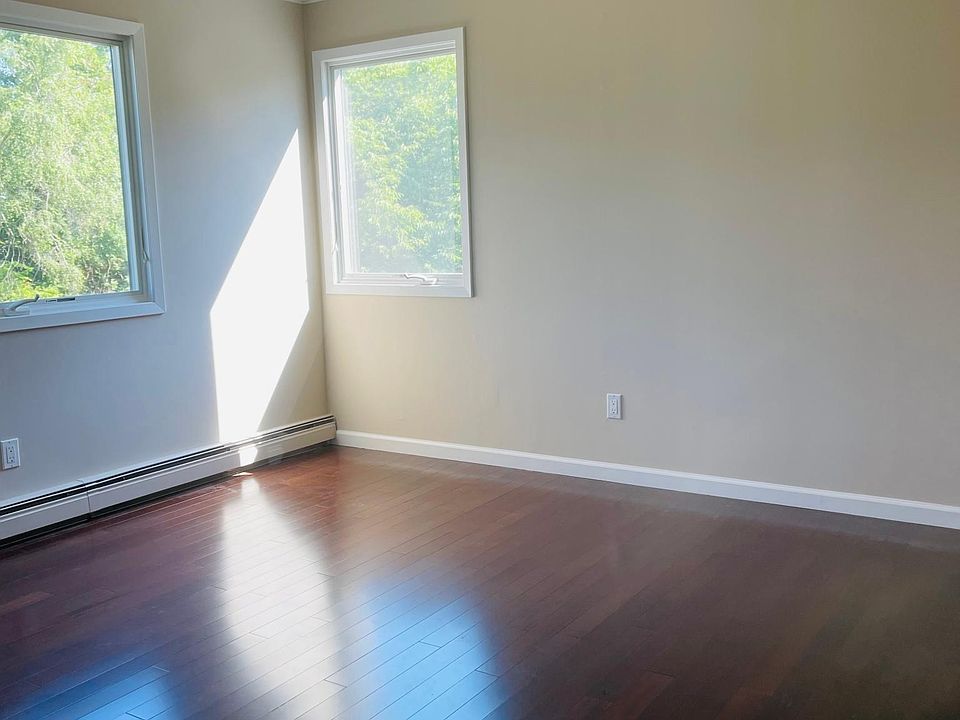 1st image of 7 Turnberry Ln