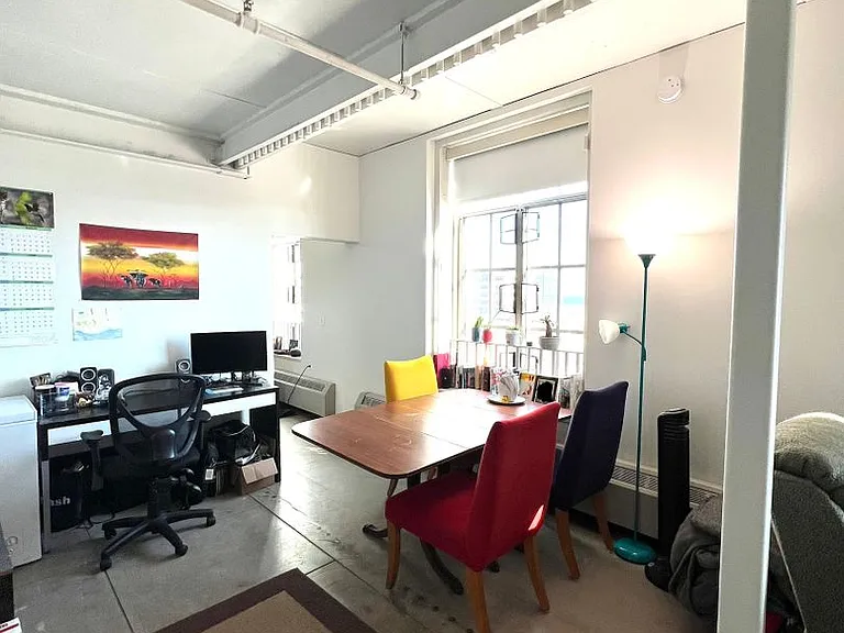 521 W 2nd Street - Leijona — Photo 44
