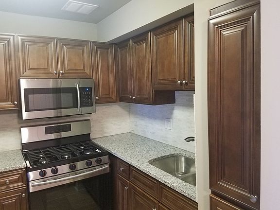 4th image of 9S070 Lake Dr #1