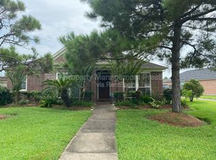110 Smokey Lake Ln, Dickinson, TX 77539