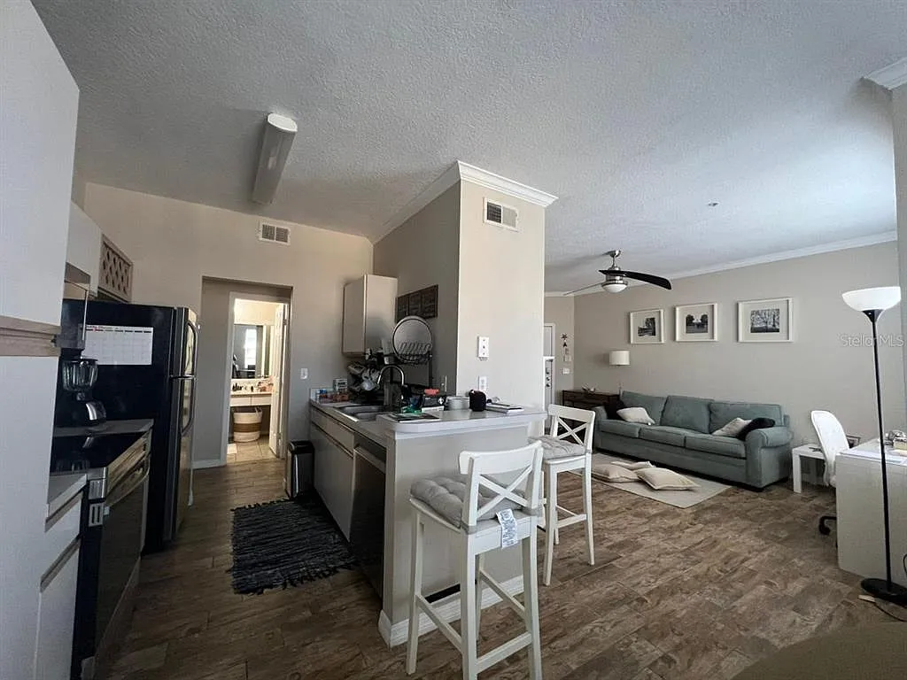 1 bed, 1.0 bath, 854 sqft, $1,650 — Photo 2